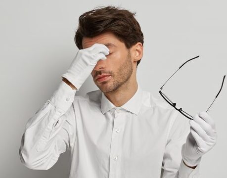 Уставший мужчина