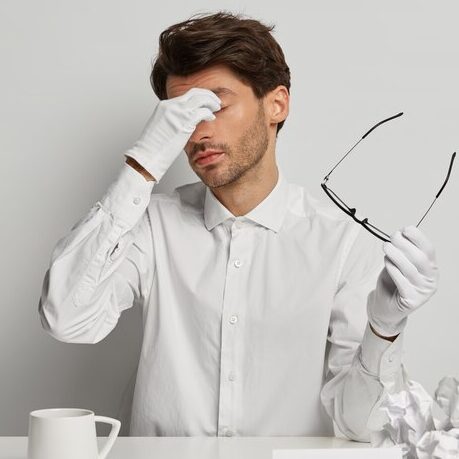 Уставший мужчина