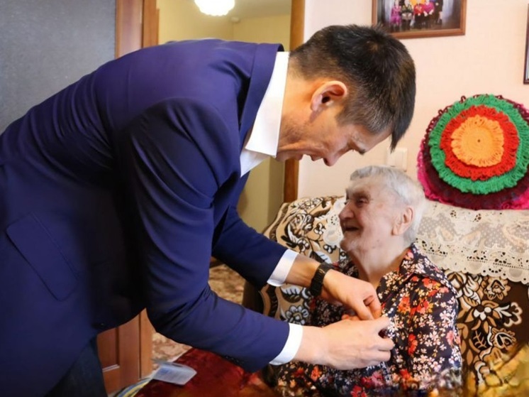 Жительница Талицы первой получила медаль, учреждённую президентом к 80-летию Победы