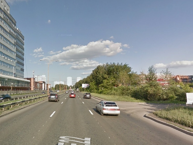 В Екатеринбурге на дороге загорелась машина каршеринга