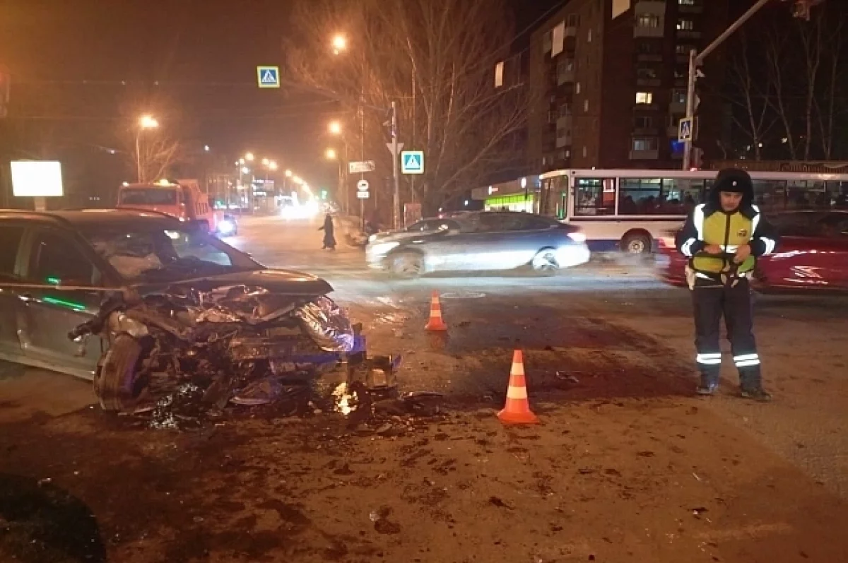 Двое детей получили помощь после аварии в центре Екатеринбурга-0