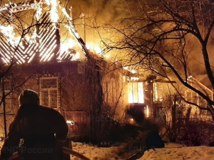 В садах в свердловском селе сгорели дом, надворные постройки и УАЗик