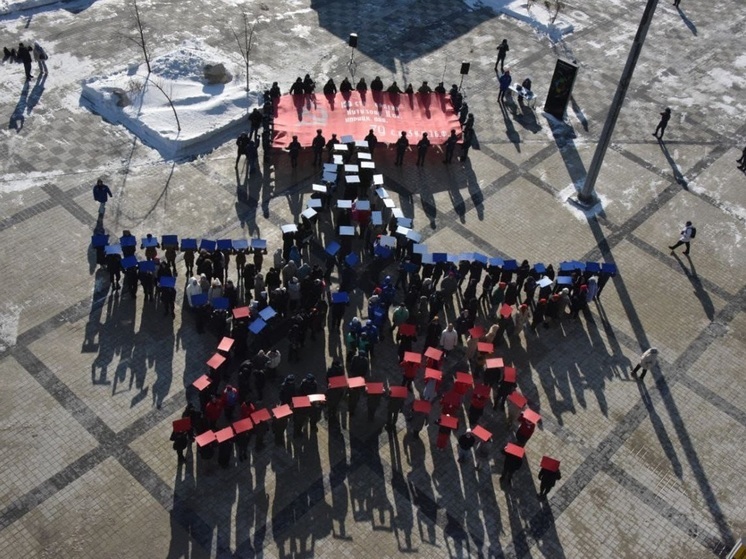 В Екатеринбурге прошла акция «Символ Героя» в честь 80-летия Победы в ВОВ