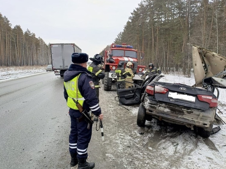 На Тюменском тракте водитель легковушки влетел под цементовоз и погиб