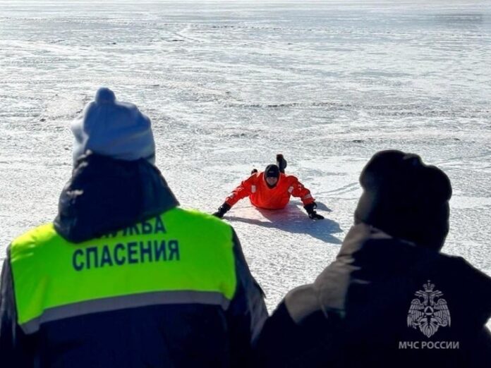 mchs rossii obuchaet zhitelej krasnoturinska spasat provalivshihsya pod led-ekaterinburgu-ru-174268831700-0
