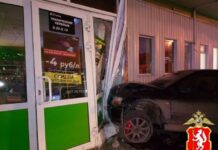 Митсубиши в Екатеринбурге избежал тяжелых последствий при маневре у торговой точки mitsubishi v ekaterinburge izbezhal tyazhelyh posledstvij pri manevre u torgovoj tochki-ekaterinburgu-ru-174338694700-0