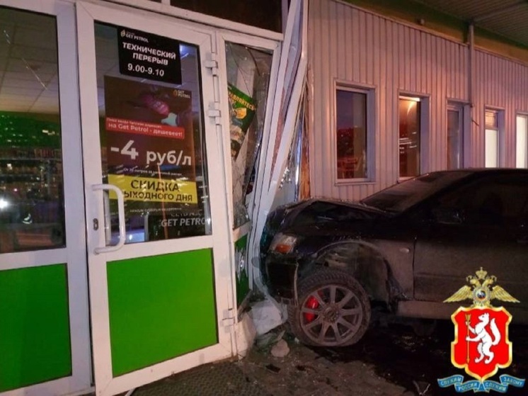 В Екатеринбурге автомобиль Mitsubishi врезался в торговый павильон