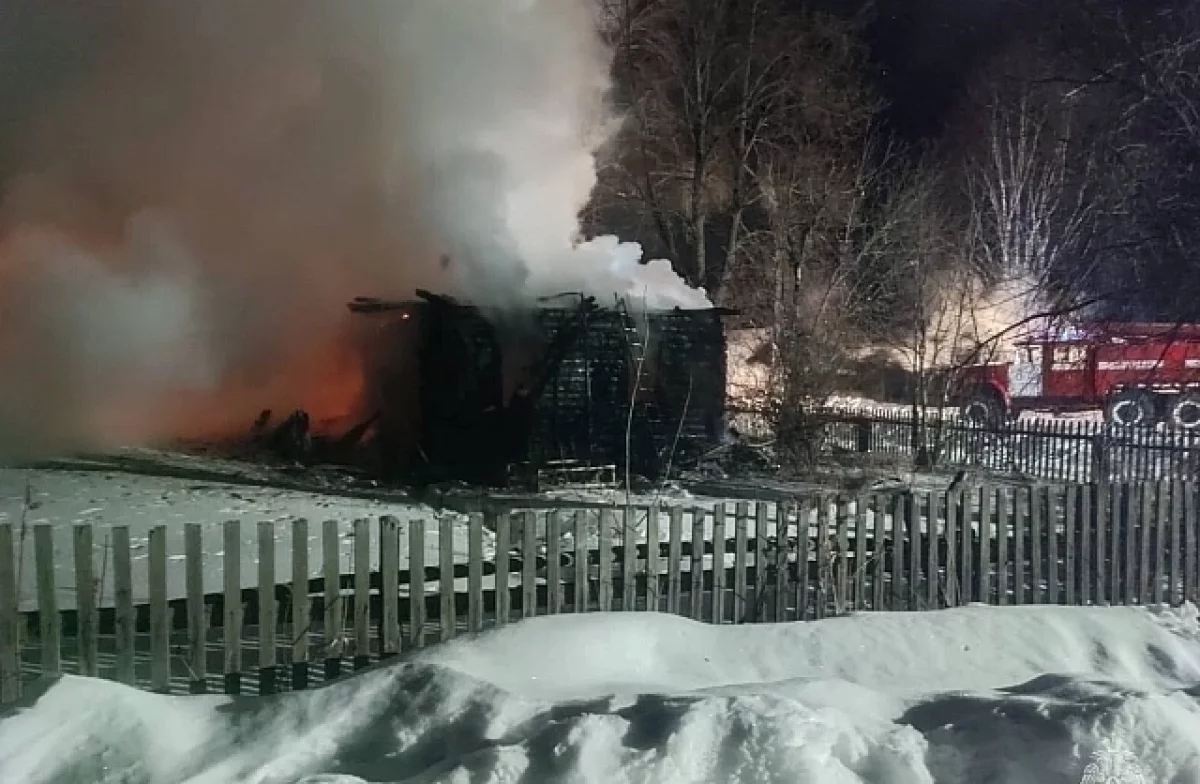 Трагедия в Свердловской области: спасатели обнаружили погибших при пожаре-0