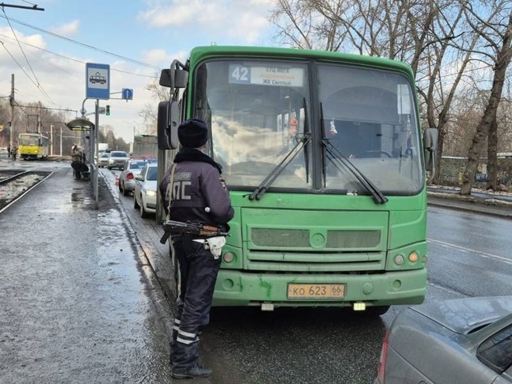 В Екатеринбурге пьяный пешеход попал под колеса пассажирского автобуса