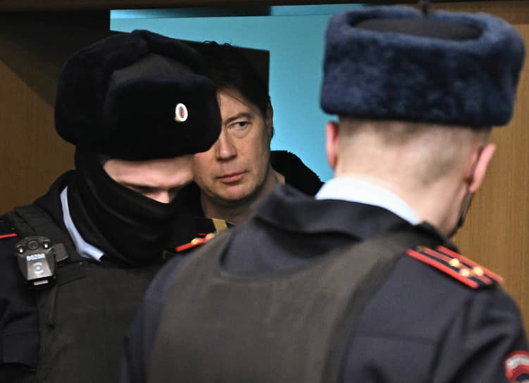 Алексей Хотин (в центре)