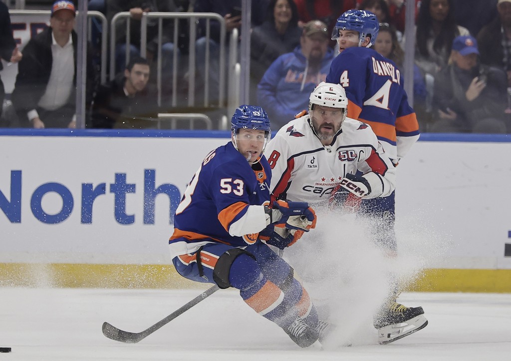 Александр Овечкин (по центру)