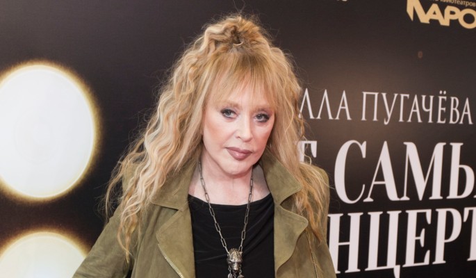 Волосы торчком: сбежавшая на Кипр Пугачева попала на камеру без парика