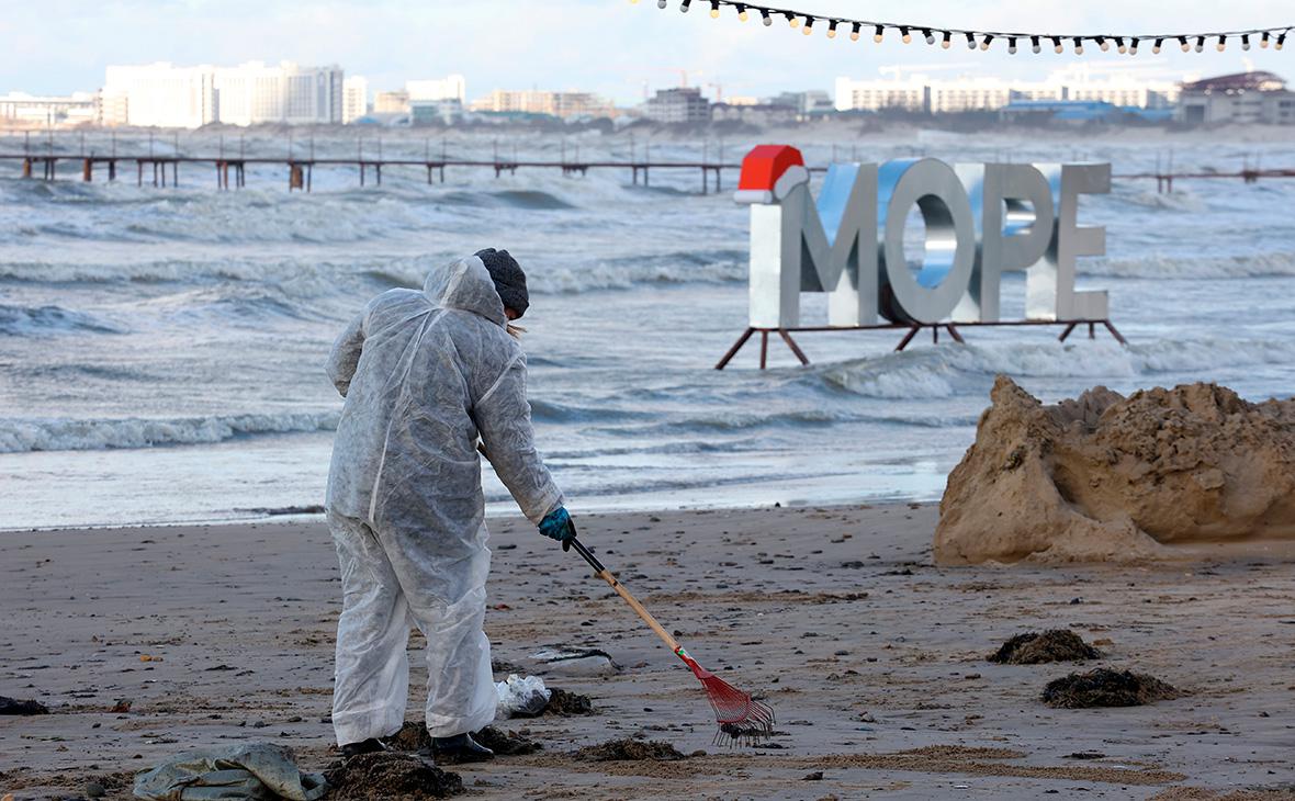 Волонтер ликвидирует последствия разлива нефтепродуктов на береговой линии в Анапе, декабрь 2024 года (Виталий Тимкив / РИА Новости)
