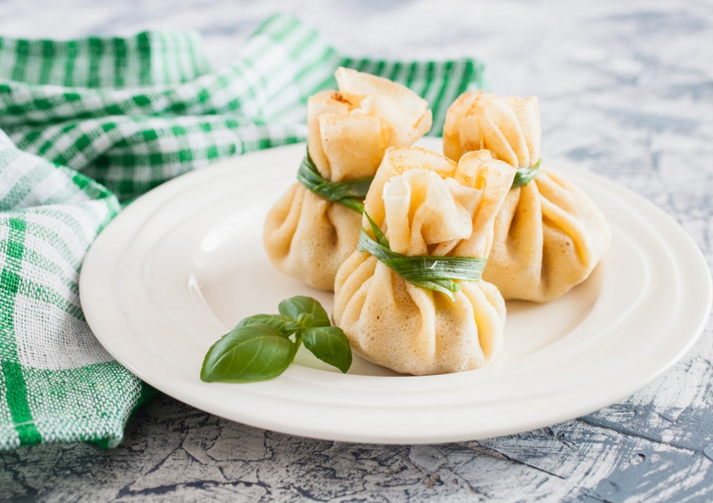 Блинные мешочки с капустой и яйцом — сытная вкуснятина с сюрпризом внутри!