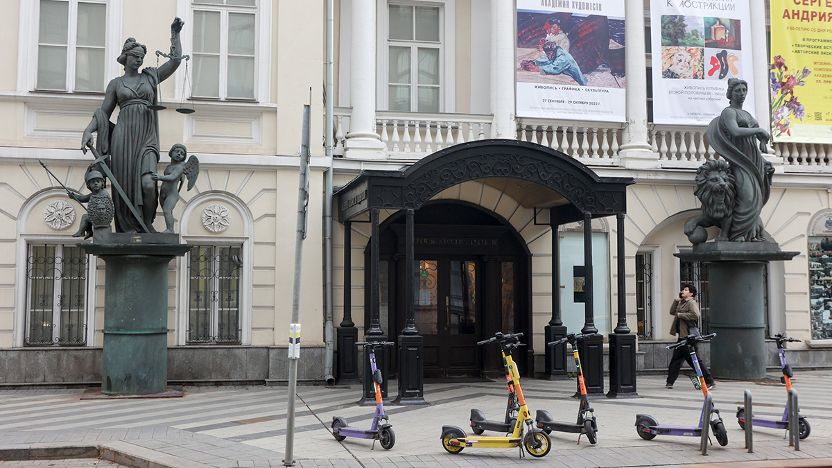 Люди уходят, времена меняются, но память о войне на картинах останется навсегда