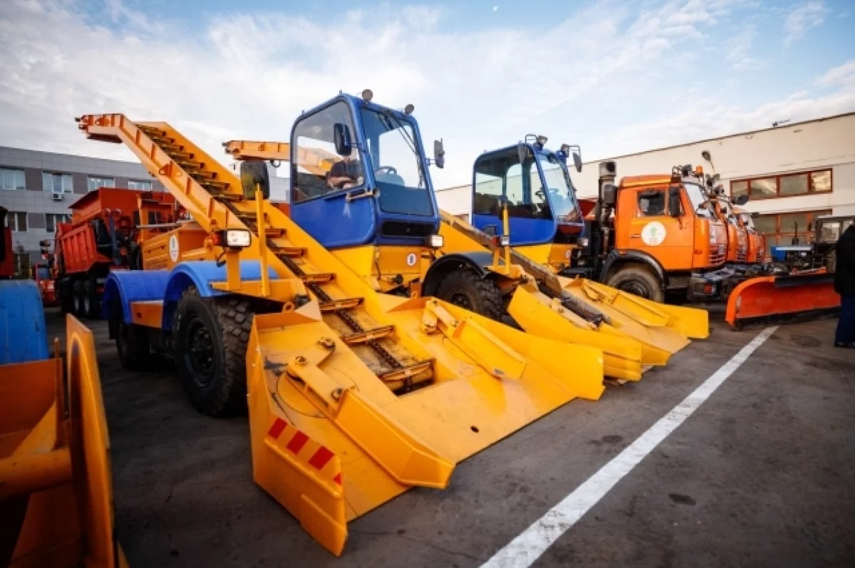 Денис Паслер и Минтранс усилили технику против снега в Свердловской области-0