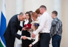 denis pasler nagradil semi serebrennikovyh i malczevyh ordenom roditelskaya slava-ekaterinburgu-ru-174602055800-0