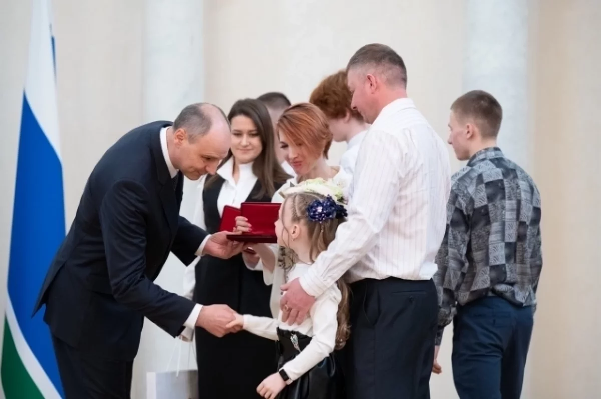 Денис Паслер наградил семьи Серебренниковых и Мальцевых орденом «Родительская слава»-0