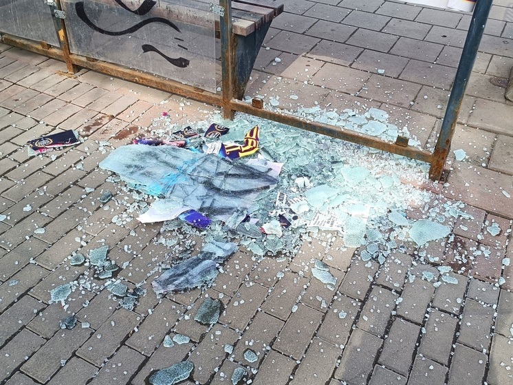 Вандалы повредили остановочный пункт «Площадь коммунаров» в Екатеринбурге