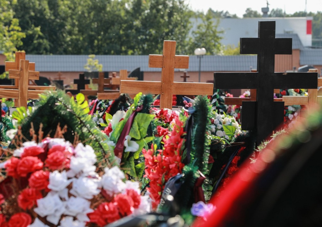 Раскрыт вред кладбищенских венков и цветов для экологии