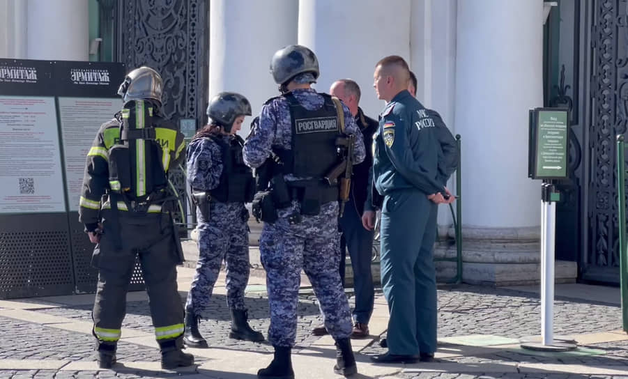 Эрмитаж и Росгвардия обеспечивают безопасность после сообщения - ситуация под контролем-0