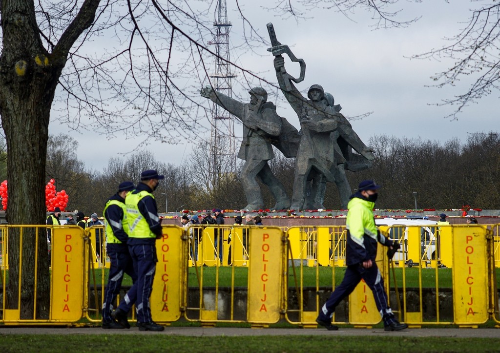 Сотрудники полиции у памятника Освободителям в Парке Победы в Риге в день празднования 76-й годовщины Победы в Великой Отечественной войне