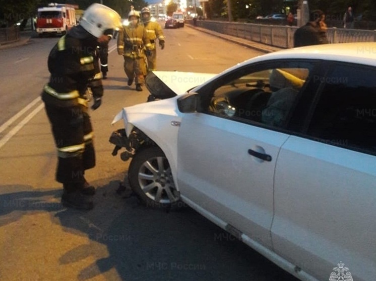 Спасатели освободили зажатого в легковушке человека после ДТП в Екатеринбурге