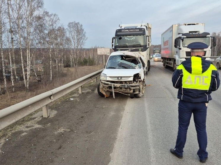 На Тюменском тракте водитель легковушки устроил аварию и сбежал