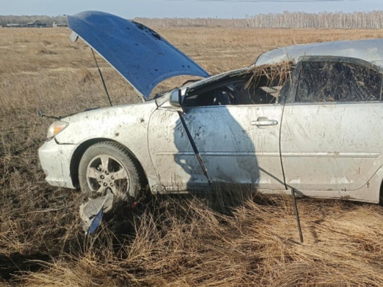 В Зауралье Toyota вылетела с трассы и перевернулась: погибла женщина