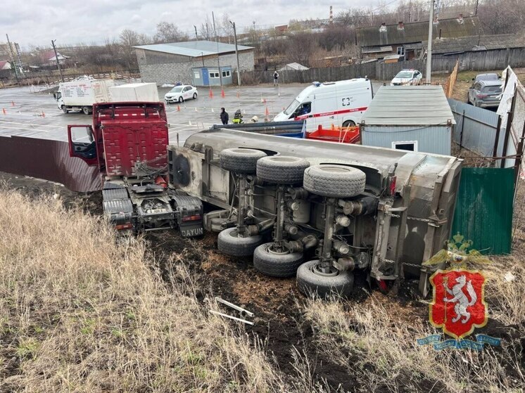 В Богдановичском районе грузовик пробил ограждение и съехал в кювет