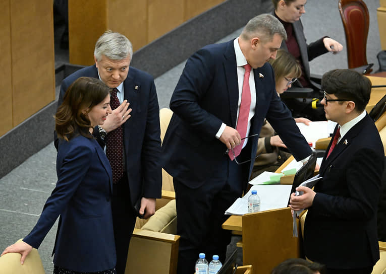 Слева направо: первый заместитель председателя комитета Госдумы по государственному строительству и законодательству Ирина Панькина, член комитета Госдумы по государственному строительству и законодательству Дмитрий Вяткин и член комитета Госдумы по делам национальностей Дмитрий Ламейкин