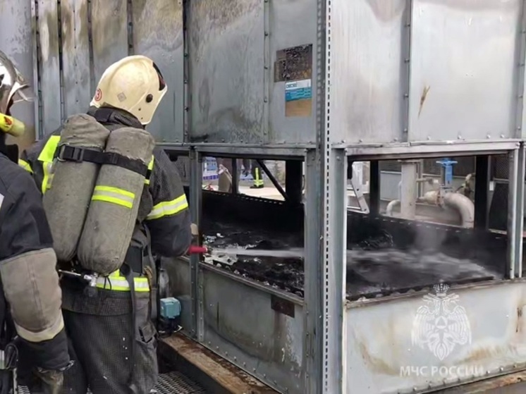 Возле торгового центра в Екатеринбурге загорелась градирня