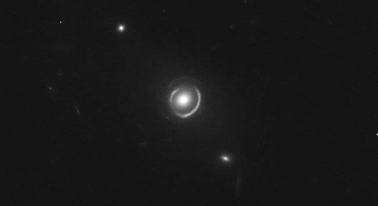 Хаббл раскрыл тайну темной материи через кольцо Эйнштейна в галактике SDSSJ0946+1006-0