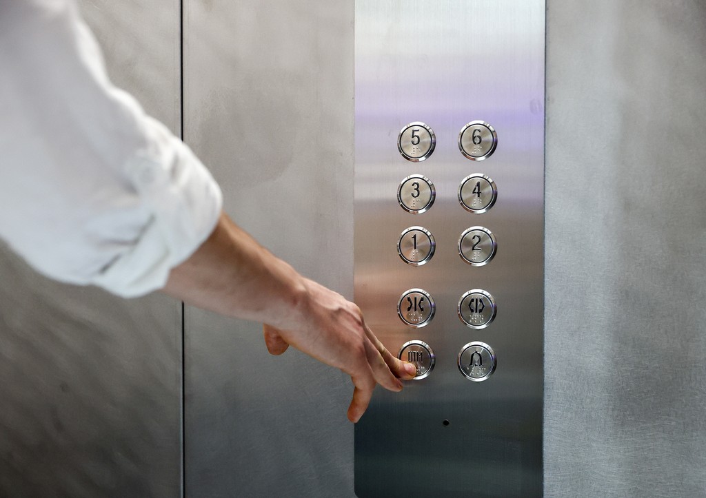 Россиянам рассказали, куда обращаться при застревании в лифте