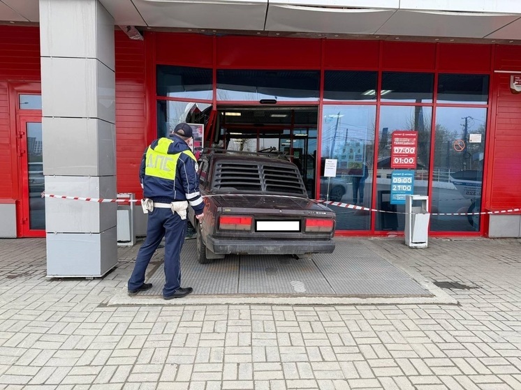 В Екатеринбурге «Лада» въехала во входные двери торгового центра