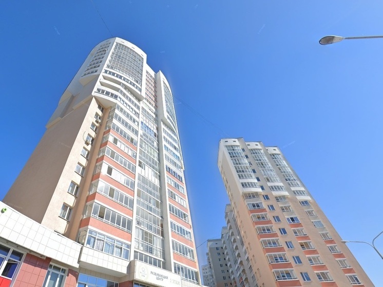 В Екатеринбурге мужчина стрелял из пистолета с балкона жилкомплекса