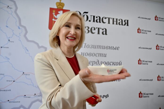 Ирина Перевалова и Нотариальная палата поздравили коллектив с 35-летием плодотворного сотрудничества-0