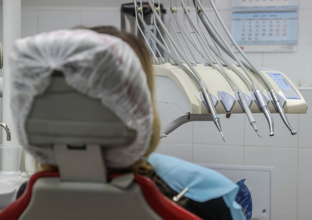 Россиянам назвали неожиданную причину испорченных зубов