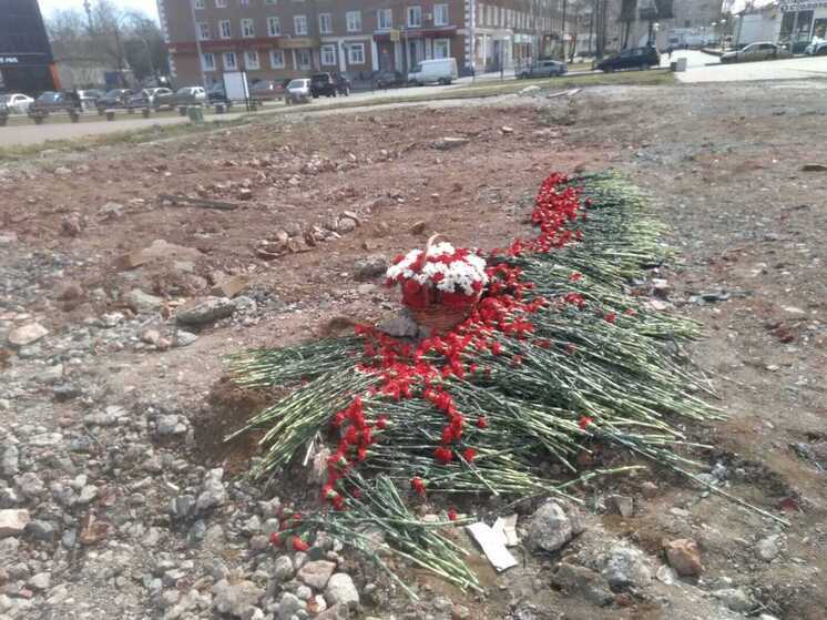 В Ревде на месте разрушенного памятника Ленину появились цветы