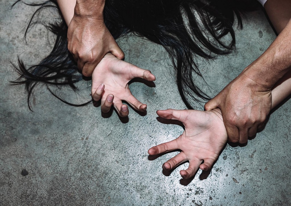 Мать зарубила своих детей, школьницы обокрали педофила: дикие ЧП за день