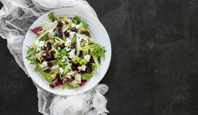 Этот легкий и свежий салат поможет сбросить лишние килограммы: простой рецепт на 5 минут