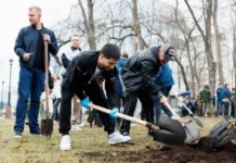 Леонид Рапопорт и Академия РМК приглашают уральцев в «Сад памяти» leonid rapoport i akademiya rmk priglashayut uralczev v sad pamyati-ekaterinburgu-ru-174568232200-0
