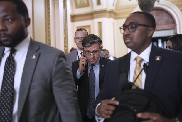 Майк Джонсон (в центре)