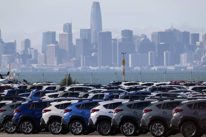 Новые автомобили на стоянке в порту Ричмонда на фоне обострения торговой напряженности из-за новых пошлин США для китайских товаров, залив Сан-Франциско, Калифорния, 11 апреля