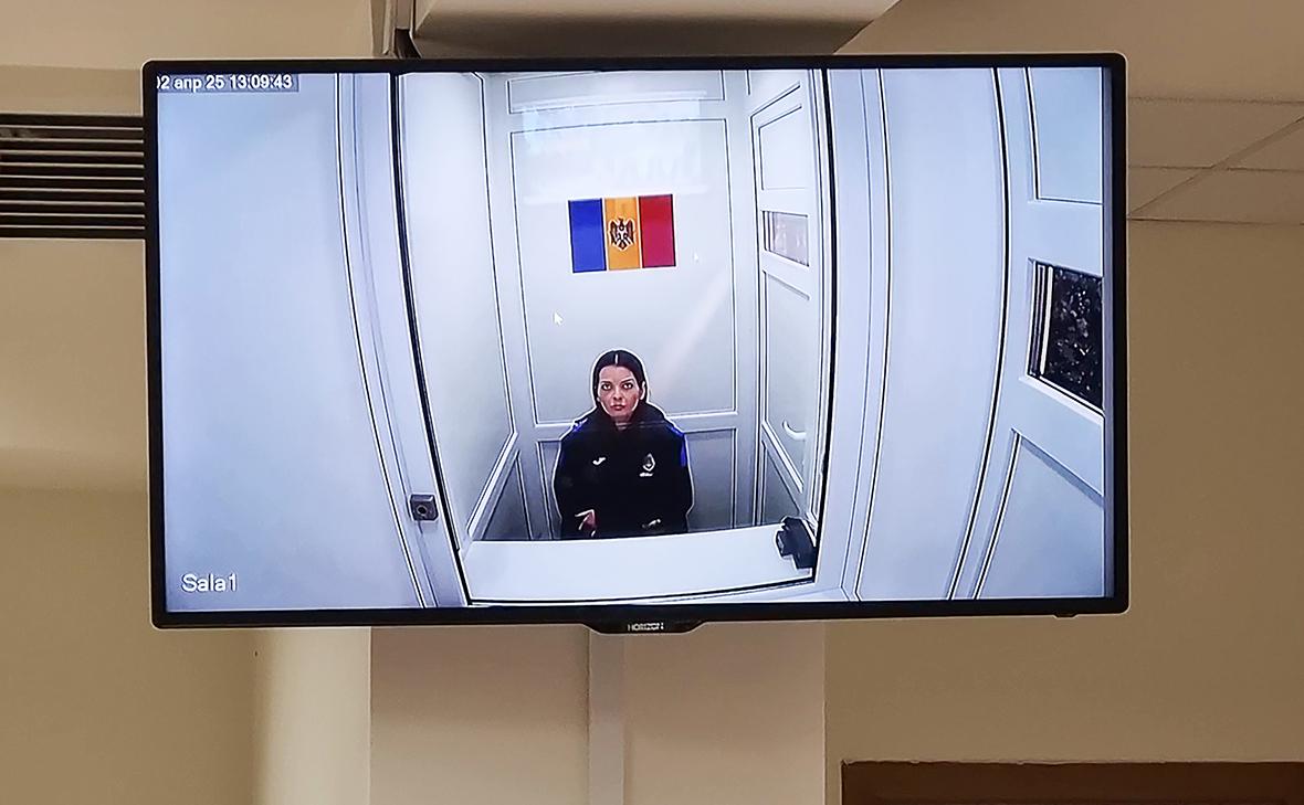 Евгения Гуцул (на экране) (Вениамин Демидецкий / ТАСС)