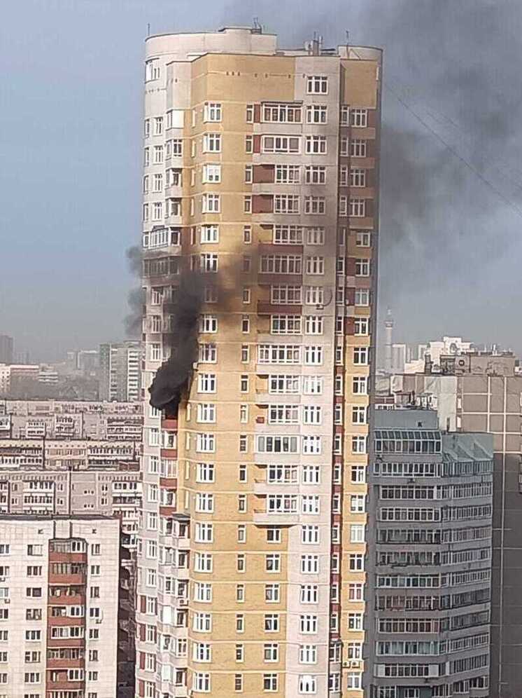 В Екатеринбурге загорелась квартира в 25-этажном доме