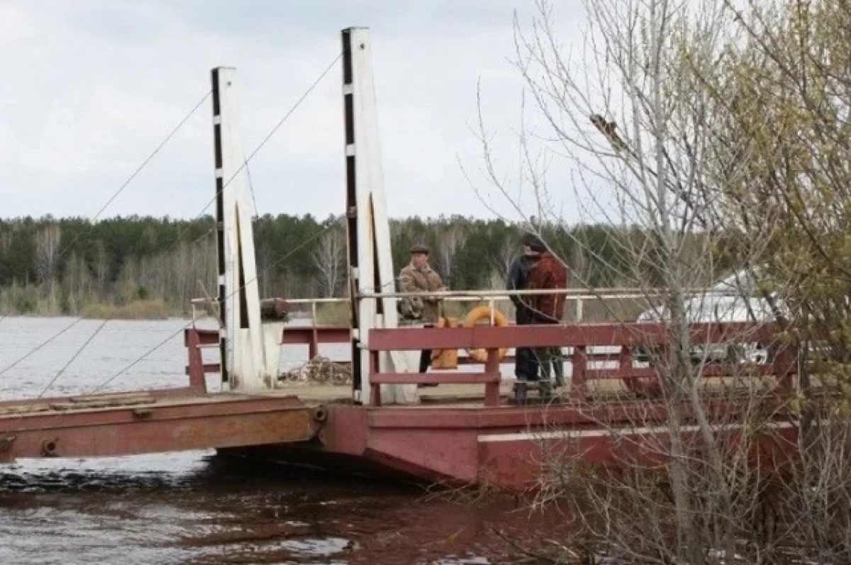 Оперативные меры МЧС и администрации по паромной переправе в районе Туры-0