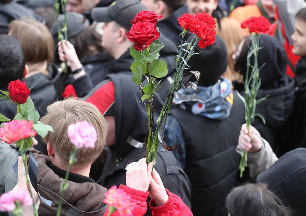 «Собрались зависимые»: нарколог о толпе на похоронах Паши Техника