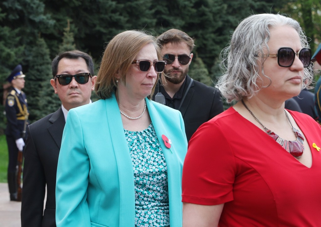 Линн Трейси (в центре)