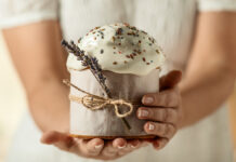 Протоиерей Михаил Потокин о пасхальных традициях - советы от РПЦ TraditionalOrthodoxEasterCakeInWomensHandsClose-upOnA